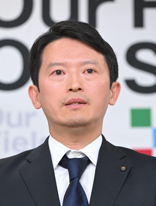 定例会見に臨む斎藤元彦兵庫県知事＝９日午後、神戸市中央区、兵庫県庁（撮影・大田将之） 