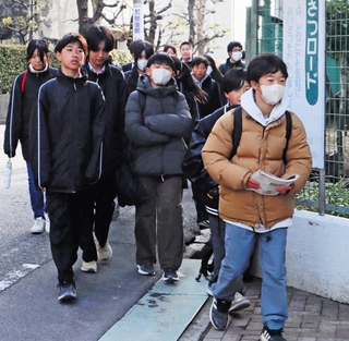 制服か私服かの選択制を導入し、思い思いの服装で登校する西宮市立浜脇中の生徒たち＝西宮市宮前町３