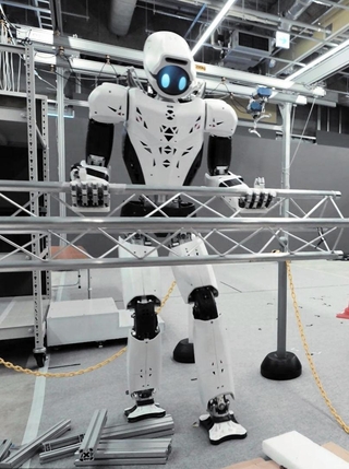 防災イベントで登場予定の人型ロボット（神戸市提供）