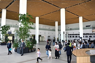 公開された神戸空港の第２ターミナルビル。市民らを対象にした内覧会も開かれた＝１１日午後、神戸市中央区（撮影・風斗雅博）