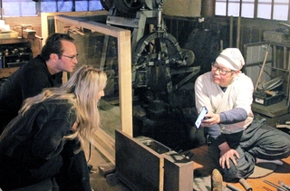 スマートフォンの翻訳アプリを使い、訪日客と意思疎通をする桔梗光史さん（右）＝相生市矢野町瓜生