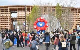 大阪・関西万博が開幕し、ミャクミャク像と記念撮影してからパビリオンへ向かう来場者ら＝１３日午前、大阪市此花区（撮影・大田将之）