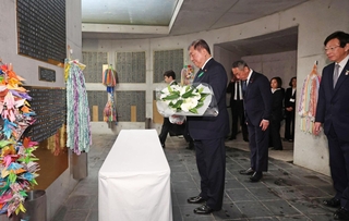 阪神・淡路大震災の犠牲者を追悼する慰霊と復興のモニュメントを訪れ、献花する石破茂首相＝１３日午前、神戸市中央区加納町６、東遊園地（撮影・小林良多）