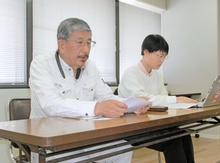 ミャンマーの被災地の様子を語る岩村義雄さん（左）と佐々木美和さん＝神戸市役所