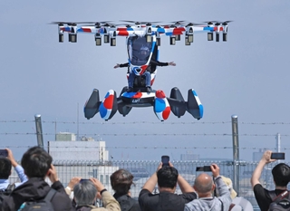 テスト飛行が公開され、パイロットの操縦で飛ぶ空飛ぶクルマ＝１４日午前、大阪市此花区の夢洲（撮影・笠原次郎）