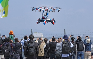 テスト飛行が公開され、パイロットの操縦で飛ぶ空飛ぶクルマ＝１４日午前、大阪市此花区（撮影・笠原次郎）