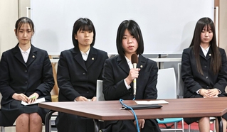 立候補予定者に質問する県立豊岡高校の生徒たち＝豊岡市京町（撮影・長嶺麻子）