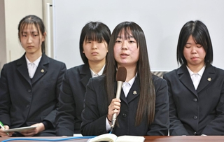 立候補予定者に質問する県立豊岡高校の生徒たち＝豊岡市京町（撮影・長嶺麻子）