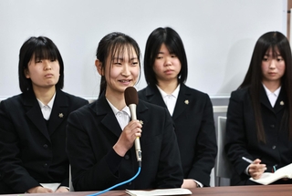 立候補予定者に質問を投げかける県立豊岡高校の生徒たち＝豊岡市京町（撮影・長嶺麻子）