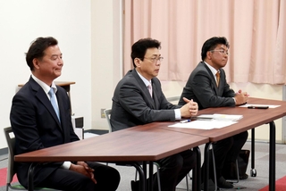 高校生の質問に答える立候補予定者の３人＝豊岡市京町、県立豊岡高校（撮影・長嶺麻子）
