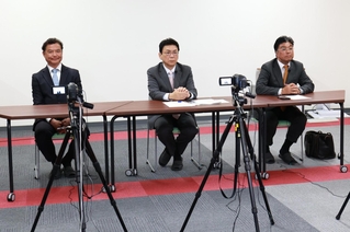 高校生の質問に答える立候補予定者の３人＝豊岡市京町、県立豊岡高校（撮影・長嶺麻子）