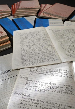 事故１年後から始め、計２７冊を数えた上田直子さんの日記。亡くなった長女智子さんに語りかけるように気持ちを書き記してきた（撮影・小林良多）