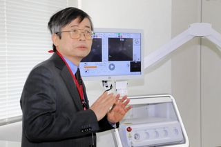 研究で使用する機器について説明する関西医科大学付属光免疫医学研究所長の小林久隆氏＝１５日午後、大阪府枚方市