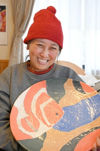 作品展の目玉になる大皿を持って笑顔を見せる鈴木順子さん＝西宮市内（撮影・斎藤雅志）