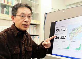 石川県輪島市で使われた避難所情報などの画面を前に語る兵庫県立大大学院の浦川豪教授＝神戸市中央区脇浜海岸通１