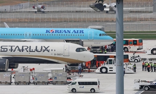 神戸空港が国際化。国際チャーター便のスターラックス航空、大韓航空が駐機する＝１８日午前、神戸市中央区、神戸空港（撮影・笠原次郎）