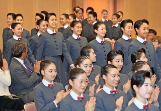本科生らに拍手で迎えられる新入生たち＝１８日午前、宝塚市武庫川町、宝塚音楽学校（撮影・吉田敦史）
