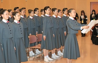 答辞を読み上げる佐藤桜耶さん（右）と新入生たち＝１８日午前、宝塚市武庫川町（撮影・吉田敦史）