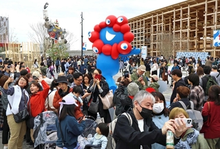 実物大ガンダムやミャクミャクなどでにぎわう大阪・関西万博会場＝１３日午前、大阪市此花区夢洲（撮影・笠原次郎）