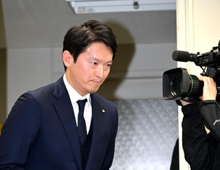 文書問題を調査する第三者委員会の報告書が発表された同日、知事定例会見を終えた斎藤元彦知事。翌日、ＳＮＳが白熱した＝３月１９日、神戸市中央区