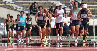 夏日を記録した神戸市内では強い日差しがトラックに照りつけ、ランナーの足元に逃げ水が現れた＝１９日午前、神戸市須磨区緑台、ユニバー記念競技場（撮影・笠原次郎）