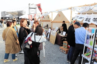 大阪・関西万博の関連イベントとして飲食などのブースやステージが並ぶ「ひょうご楽市楽座」＝尼崎市船出