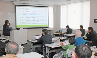 「組織罰」をテーマに今月５日に開かれた講演会。大森重美さん（左奥）が必要性を訴えた＝大阪市内