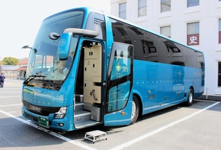 瀬戸内海のブルーを基調とした車体＝岡山県倉敷市内