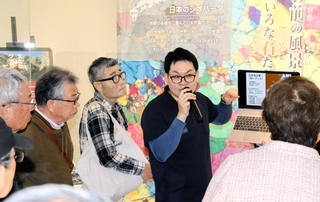 内覧会で、日本海の海底地形について話す「山陰海岸ジオパーク推進協議会」の藤原勇樹専門員（中央）＝神戸市兵庫区中之島２