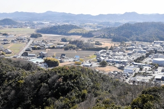 加西市の市街化区域に立つ住宅（右）と、田畑などが広がる市街化調整区域（左）＝加西市玉野町、ランドマーク展望台から撮影