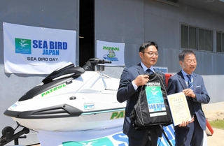 シーバードジャパンの竹長潤代表（右）から認定証を受け取ったシーバード神戸の藤田忠久代表＝神戸市須磨区若宮町１