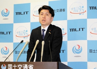 閣議後の会見で、神戸空港の国際化について語る中野洋昌国土交通相＝東京都千代田区