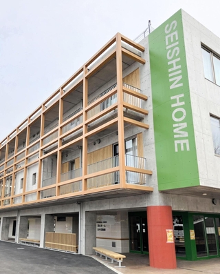 新しくなった清心ホームの外観。建物の１階に野菜販売の店舗がある＝神戸市北区若葉台１