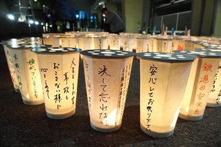 「追悼のあかり」でともされたろうそく＝２０２４年４月２４日夜、尼崎市内（代表撮影）