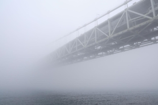 濃い霧に包まれた明石海峡大橋＝２３日午前９時３５分、神戸市垂水区東舞子町（撮影・小林良多）