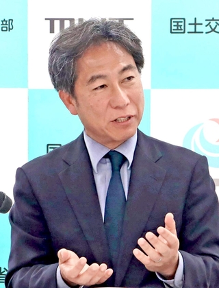 着任会見で施策などについて話す峰本健正神戸運輸監理部長＝神戸市中央区波止場町、神戸第２地方合同庁舎