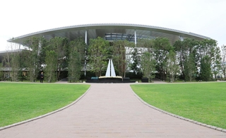 ＪＲ尼崎脱線事故の犠牲者の追悼施設「祈りの杜」。事故現場となったマンションは巨大なアーチ型の屋根と樹木に覆われている＝尼崎市久々知３