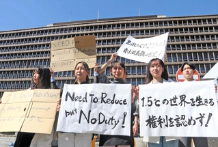 神戸製鋼所の石炭火力発電所を巡る訴訟で、控訴を棄却した大阪高裁判決に抗議する原告ら＝２４日午後、大阪市北区