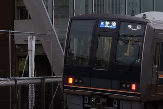 始発電車で事故現場に向けて頭を下げる乗務員＝２５日午前５時３４分、尼崎市久々知３（撮影・丸山桃奈）