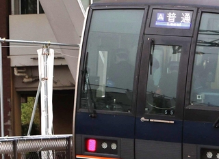 事故現場に向けて頭を下げる乗務員＝２５日午前５時５７分、尼崎市久々知３（撮影・丸山桃奈）
