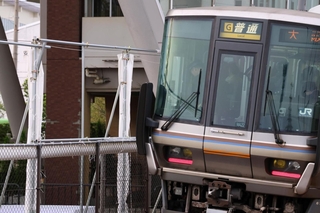 事故現場に向けて頭を下げる乗務員＝２５日午前６時１１分、尼崎市久々知３（撮影・笠原次郎）