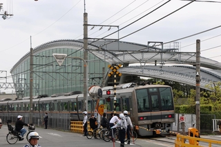 事故から２０年。事故現場を電車が通過する＝２５日午前８時３８分、尼崎市久々知３（撮影・笠原次郎）