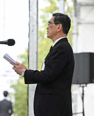 追悼慰霊式で「お詫びと追悼のことば」を述べるＪＲ西日本の長谷川一明社長＝２５日午前９時５６分、尼崎市久々知３（撮影・斎藤雅志）