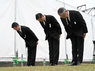 事故発生時刻に合わせて黙とうするＪＲ西日本の長谷川一明社長（中央）ら＝２５日午前９時１８分、尼崎市久々知３（撮影・斎藤雅志）