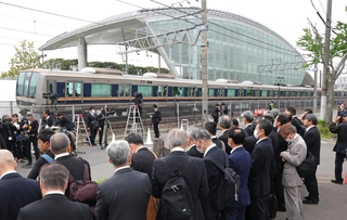 犠牲者への黙とうをするために大勢の人が集まった＝２５日午前９時４分、尼崎市久々知西町２（撮影・笠原次郎）