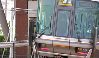 事故現場を通過する電車の車掌らが頭を下げていた＝２５日午前６時１１分、尼崎市久々知３（撮影・笠原次郎）