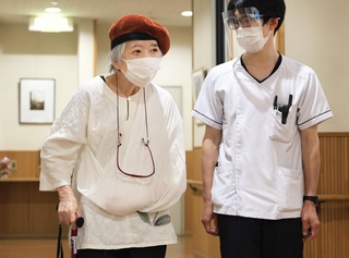 入所する介護施設でリハビリに取り組む藤崎光子さん。今年は現場に足を運ぶことはできそうにないが「やっぱり行きたい」と思いを語った＝大阪市天王寺区（撮影・小林良多）