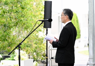 遺族から寄せられた慰霊の言葉を代読するＪＲ西日本の梅谷泰郎・福知山線列車事故ご被害者対応本部長＝２５日午前１０時４分、尼崎市久々知３（撮影・斎藤雅志）