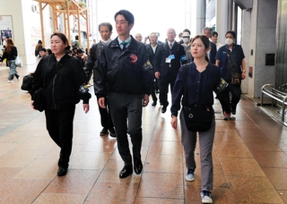 三宮センター街で目を光らせる警察官やボランティアら＝神戸市中央区