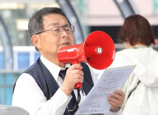 組織罰を求める署名活動への協力を呼びかける大森重美さん＝２５日午後１時５３分、尼崎市潮江１（撮影・吉田敦史）